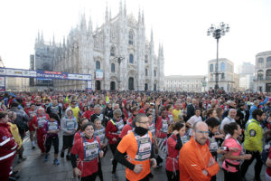 Über 60.000 Läuferinnen und Läufer passierten bei Stramilano den wunderschönen Dom von Mailand. © Stramilano / Mediaset